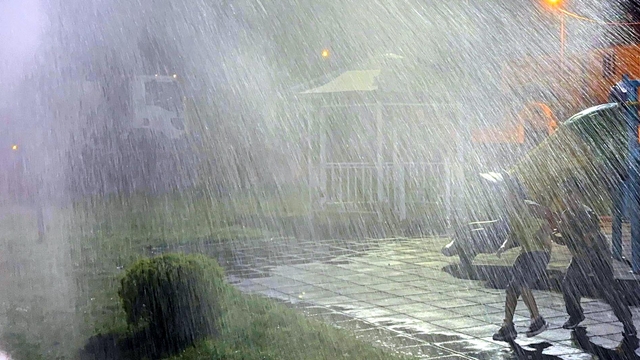 Iğdır'da çocuklar sulama aracından sıkılan suyla serinledi