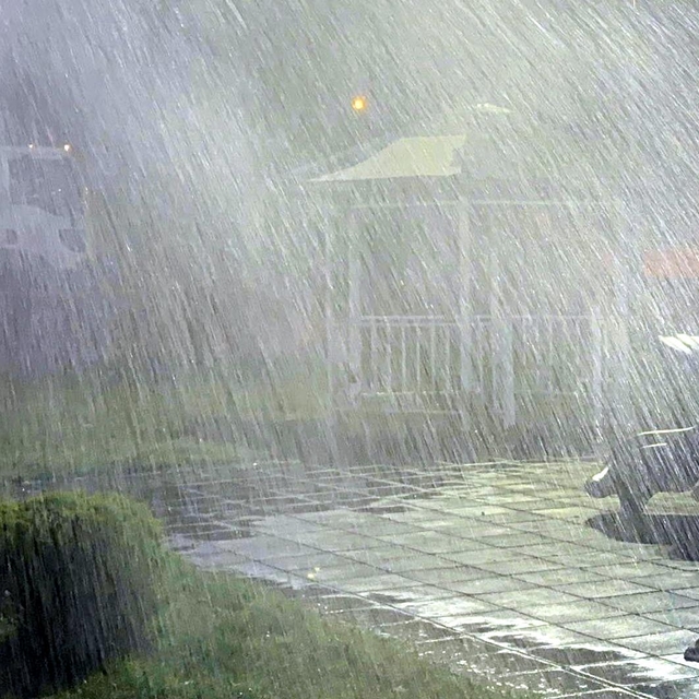 Iğdır'da çocuklar sulama aracından sıkılan suyla serinledi