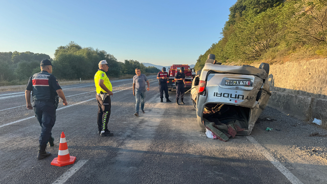 Bartın'da bariyere çarparak ters dönen aracın sürücüsü ağır yaralandı