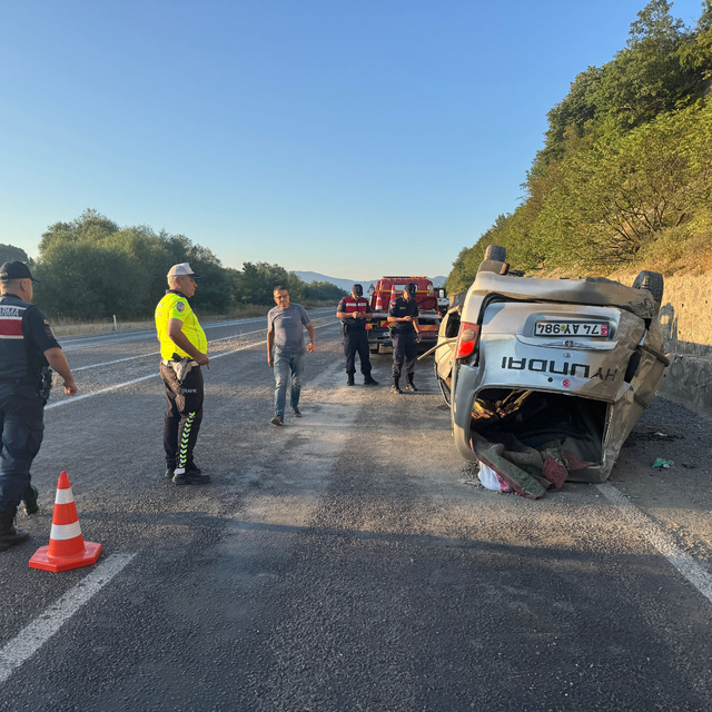Bartın'da bariyere çarparak ters dönen aracın sürücüsü ağır yaralandı