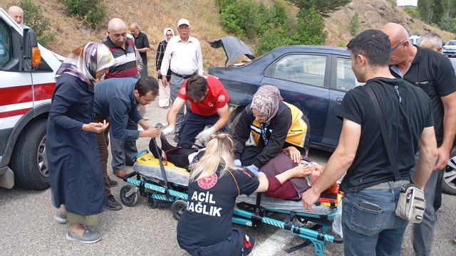 Otomobil virajı alamayıp yamaca çarptı; 4 yaralı