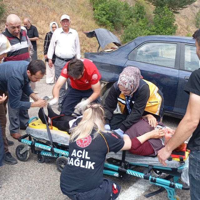 Otomobil virajı alamayıp yamaca çarptı; 4 yaralı