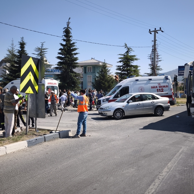 Kütahya'da servis otobüsünün tankerle çarpıştığı kazada 35 kişi yaralandı