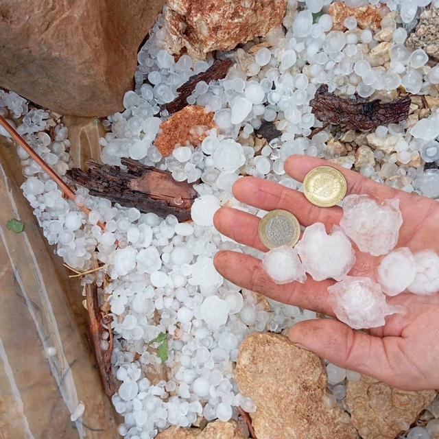 Erdemli'de dolu etkili oldu