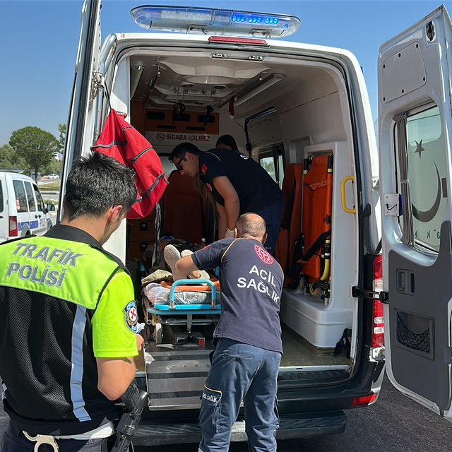 Servis otobüsü, akaryakıt tankerine çarptı; 35 yaralı