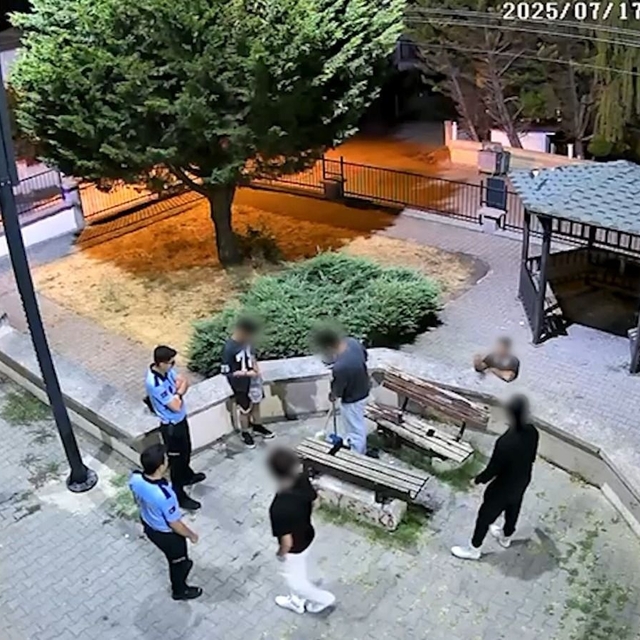 Parkta yere attıkları çekirdek kabuklarını zabıta gözetiminde topladılar