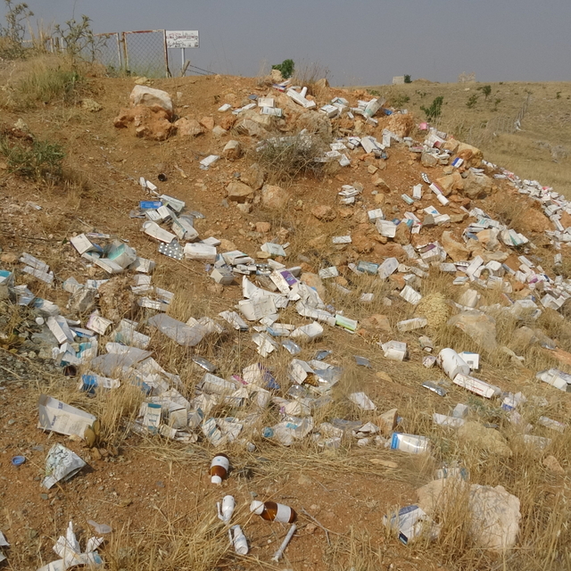 Yol kenarında çok sayıda kullanılmamış ilaç kutusu bulundu