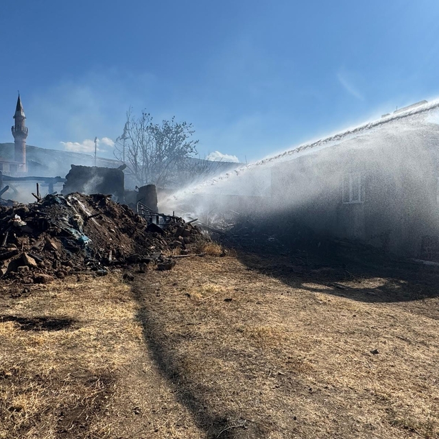Tokat'ta çıkan yangında 1 ev ile 2 ahır kullanılamaz hale geldi