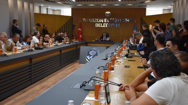 Trabzon Büyükşehir Belediye Başkanı Genç, CHP Genel Başkanı Özel'in eleştirilerini yanıtladı: