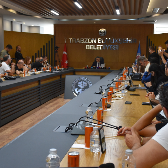 Trabzon Büyükşehir Belediye Başkanı Genç, CHP Genel Başkanı Özel'in eleştir...