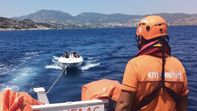Bodrum açıklarında sürüklenen 2 teknedeki 9 kişi kurtarıldı