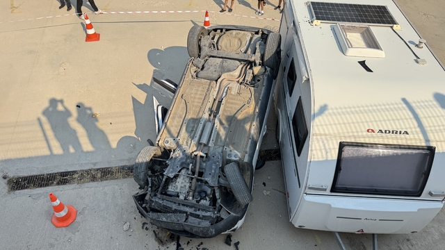 Eskişehir'de kontrolden çıkan otomobil site bahçesine düştü