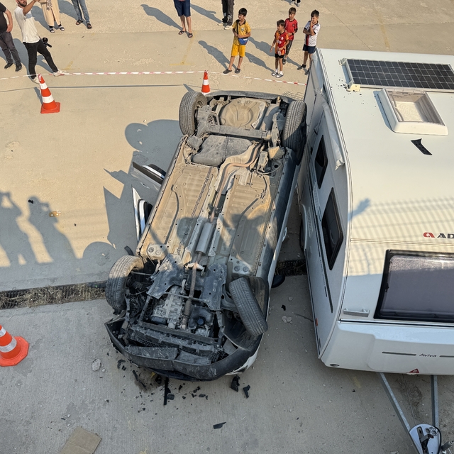 Eskişehir'de kontrolden çıkan otomobil site bahçesine düştü