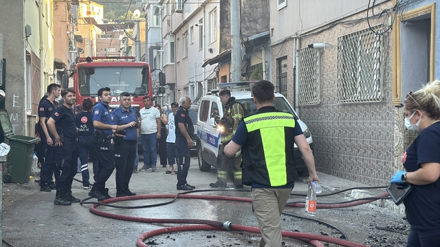 Bursa'da bir dairede çıkan yangında ev sahibi dumandan etkilendi
