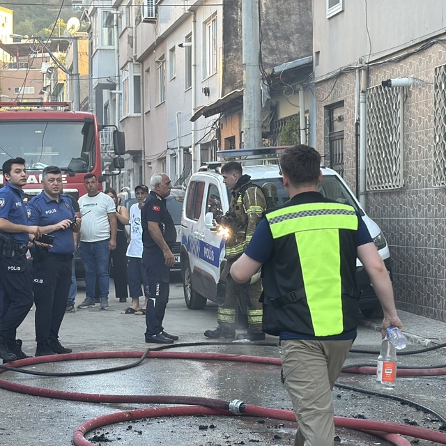 Bursa'da bir dairede çıkan yangında ev sahibi dumandan etkilendi