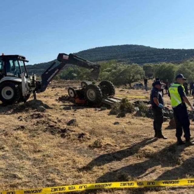 Tarlada devrilen traktörün altında kalan çift, öldü