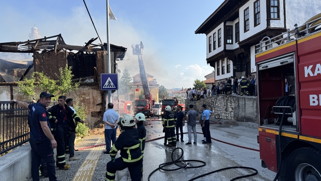 Kastamonu'da metruk binada çıkan yangın hasara neden oldu