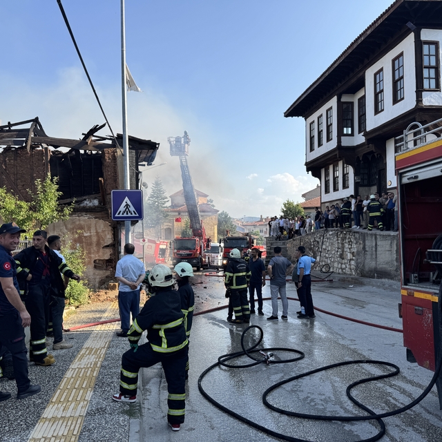 Kastamonu'da metruk binada çıkan yangın hasara neden oldu