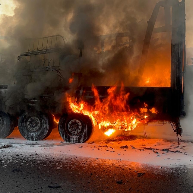Sünger yüklü TIR alev aldı; şoför gözyaşlarını tutamadı