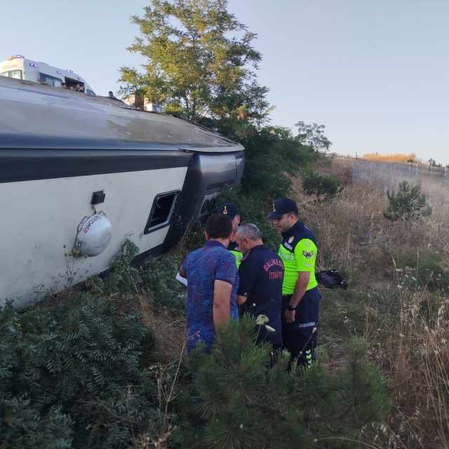 Balıkesir'de yolcu otobüsü şarampole devrildi, 27 kişi yaralandı