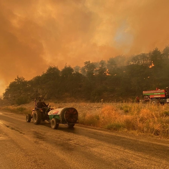 Sakarya'da çıkıp Bilecik'e sıçrayan orman yangını yayıldı; 4 köy tahliye ed...