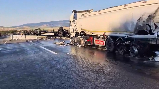 Balıkesir'de TIR ile akaryakıt tankeri çarpıştı: 1 yaralı