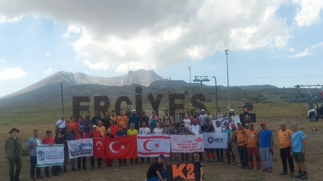Dağcılar Kıbrıs şehitlerini anmak için Erciyes'in zirvesine tırmandı