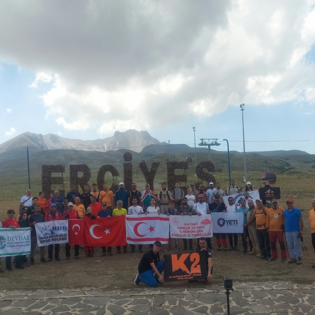 Dağcılar Kıbrıs şehitlerini anmak için Erciyes'in zirvesine tırmandı
