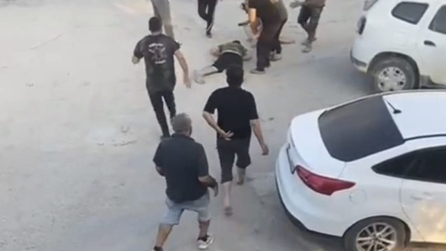 Kavgayı ayırmaya çalışanlara bıçaklı saldırı kamerada: 1 ölü, 3 yaralı