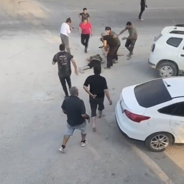 Kavgayı ayırmaya çalışanlara bıçaklı saldırı kamerada: 1 ölü, 3 yaralı