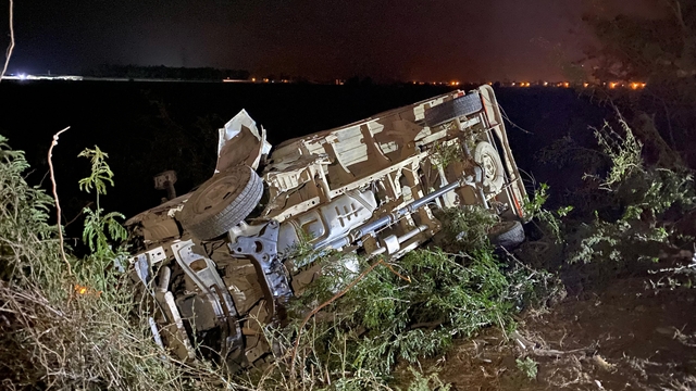 Kamyonetle çarpışan otomobil hurdaya döndü; aynı aileden 3 ağır yaralı
