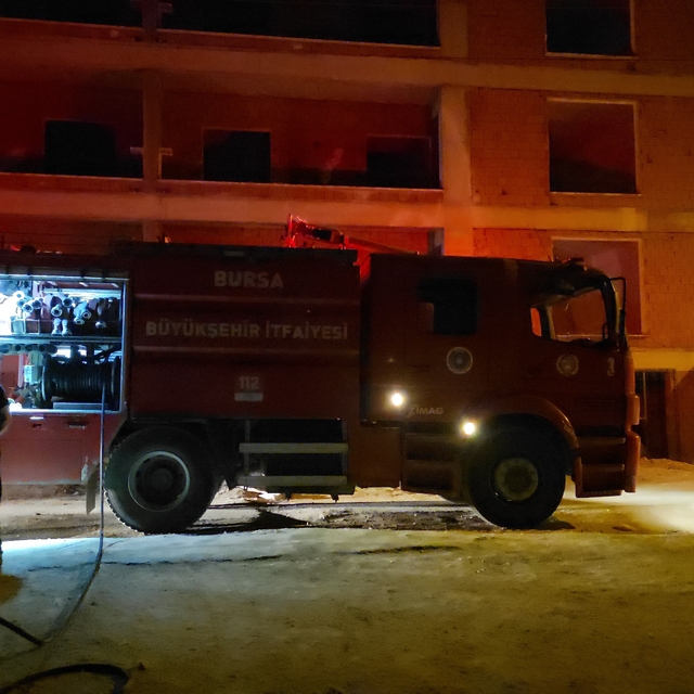 İnegöl'de evin önündeki ağaçlar yandı