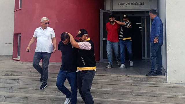 Kendilerini polis olarak tanıtıp, 4 milyon 250 bin lira dolandırdılar