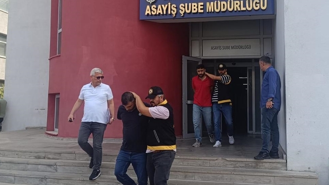 Adana'da kendilerini polis olarak tanıtıp dolandırıcılık yapan 2 zanlı tutuklandı