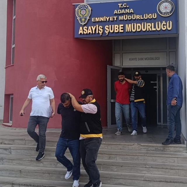 Adana'da kendilerini polis olarak tanıtıp dolandırıcılık yapan 2 zanlı tutu...