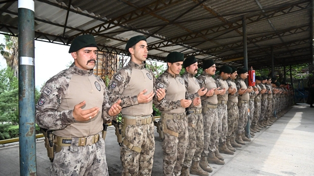 Özel Harekat polisleri dualarla Suriye'ye uğurlandı