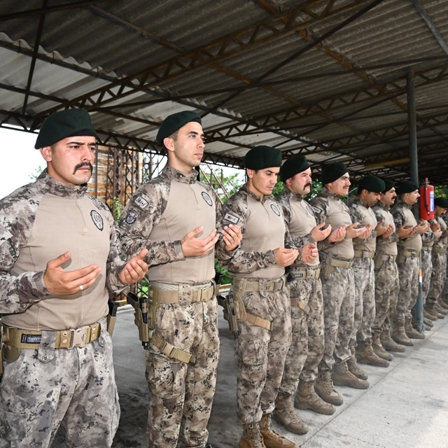 Özel Harekat polisleri dualarla Suriye'ye uğurlandı