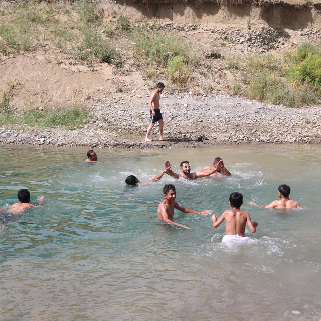 Yüksekova'da sıcaklardan bunalanlar derede serinliyor