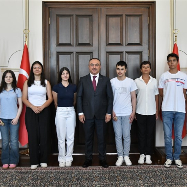 Tekirdağ Valisi Soytürk, LGS birincisi öğrencileri kabul etti