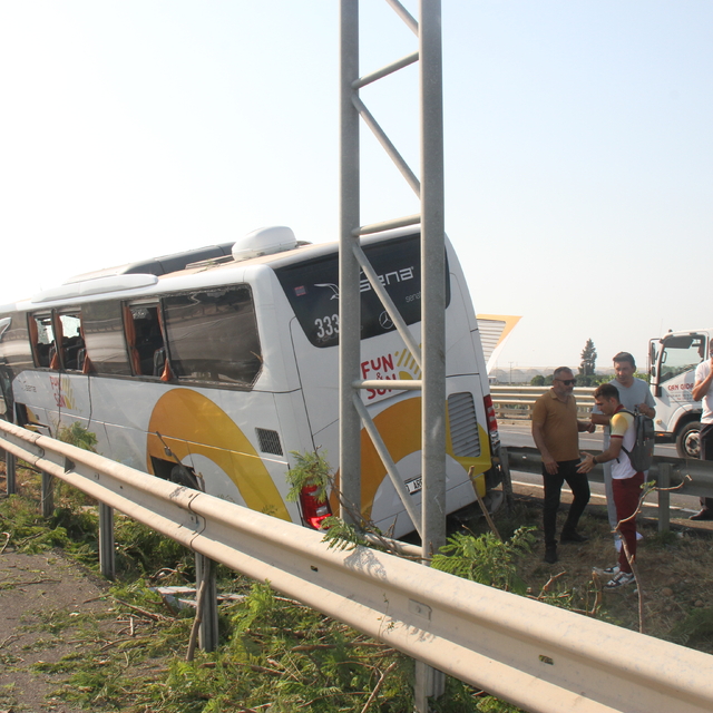 Antalya'da tur otobüsü köprü bariyerleri arasında sıkıştı