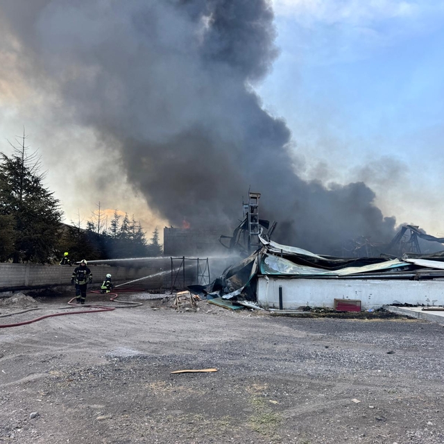 Kayseri'de mobilya fabrikasında çıkan yangına müdahale ediliyor