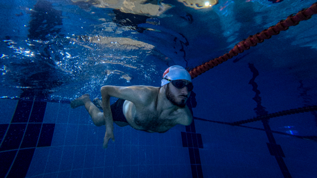 Paralimpik milli yüzücü Serhat Polat olimpiyat kotası için günde çift idman yapıyor