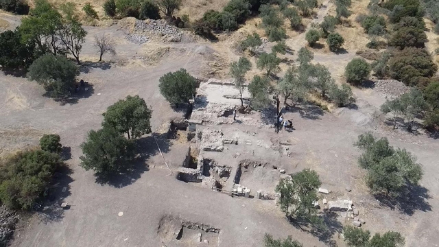 Apollon Smintheus Kutsal Alanı'ndaki kazılarda 3'üncü yüzyıla ait hamam gün yüzüne çıkarılıyor