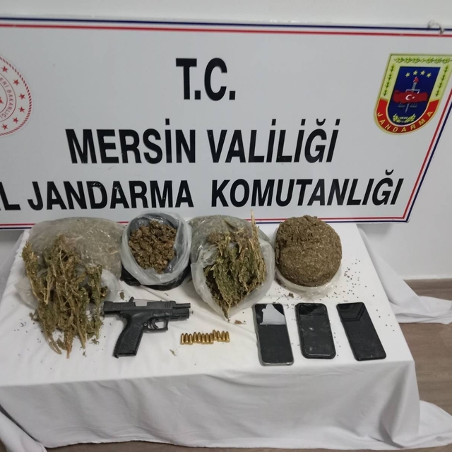 Mersin'de uyuşturucu ticareti yaptıkları iddiasıyla yakalanan 4 zanlıdan 3'...