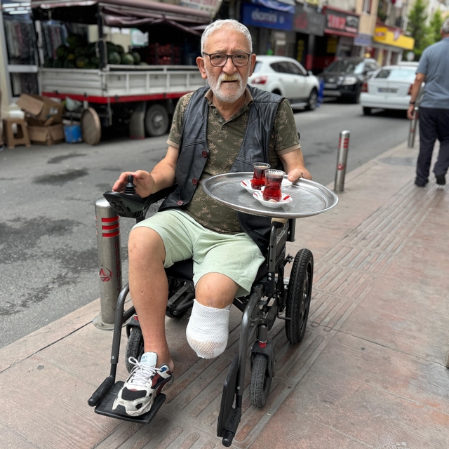 Bacağını kazada kaybeden kahvehaneci, siparişleri tekerlekli sandalye ile d...