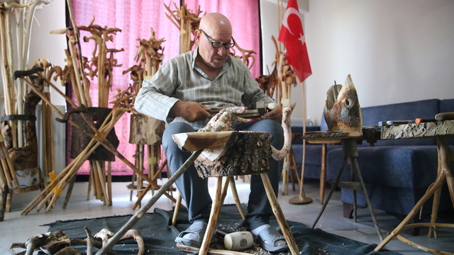 Doğadan topladığı ağaç dallarını işleyerek bastona dönüştürüyor