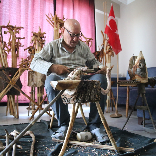 Doğadan topladığı ağaç dallarını işleyerek bastona dönüştürüyor