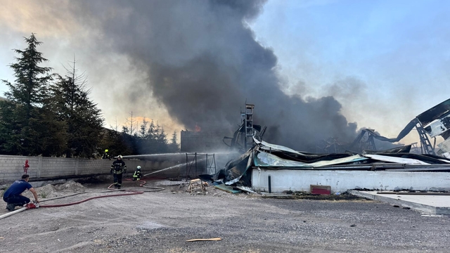 Kayseri'de mobilya fabrikasında çıkan yangına müdahale ediliyor