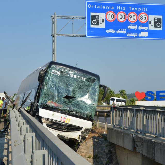 34 turistin bulunduğu otobüs faciaya ramak kala durdu