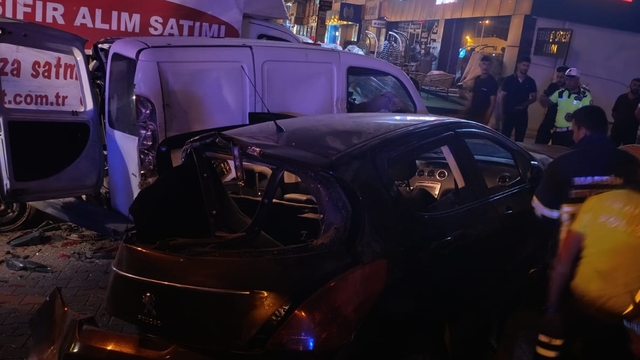 Mardin'de hafif ticari araç ile otomobilin çarpıştığı kazada 4 kişi yaralandı